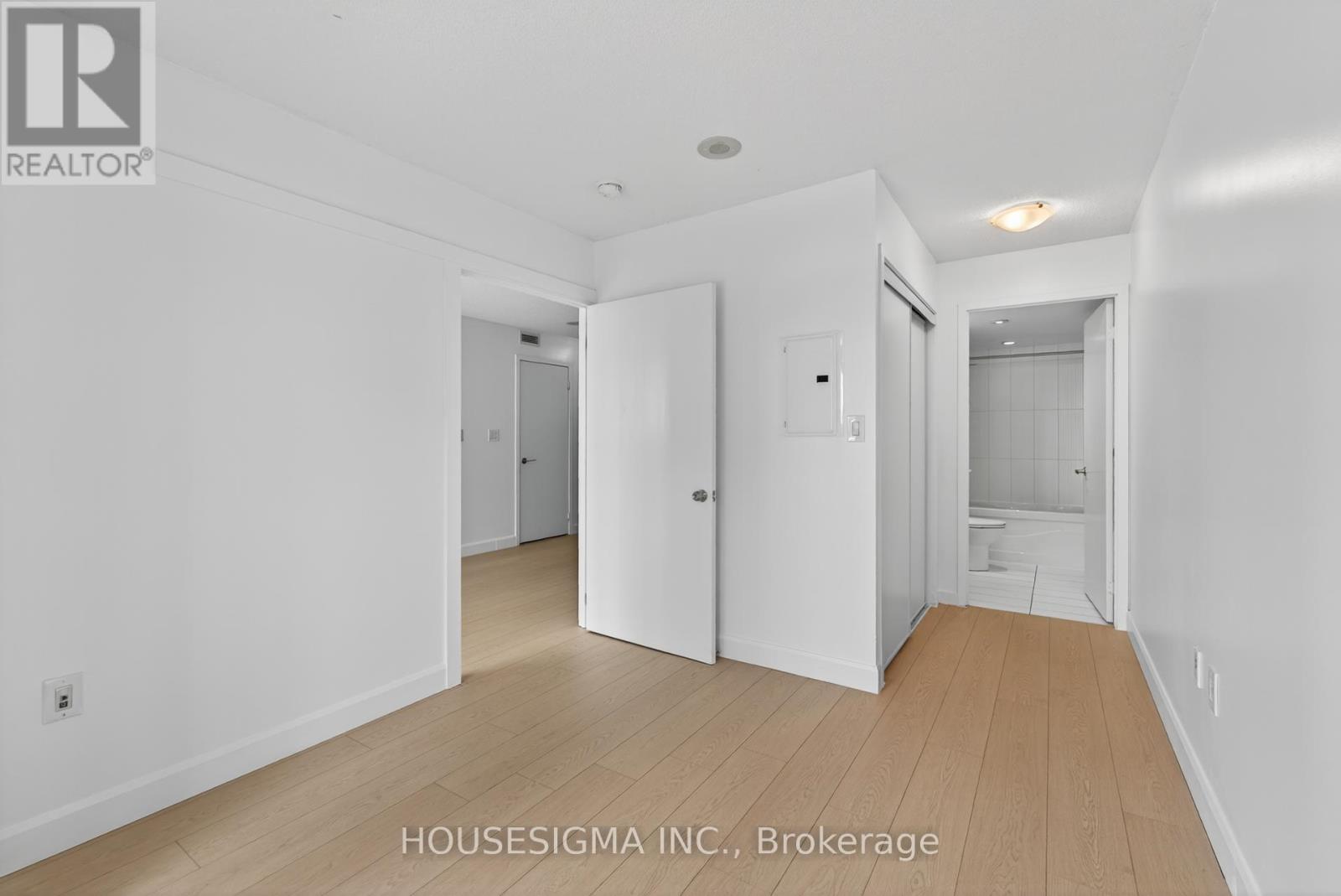 1005 - 8 Telegram Mews, Toronto, Ontario  M5V 3Z5 - Photo 33 - C12516686