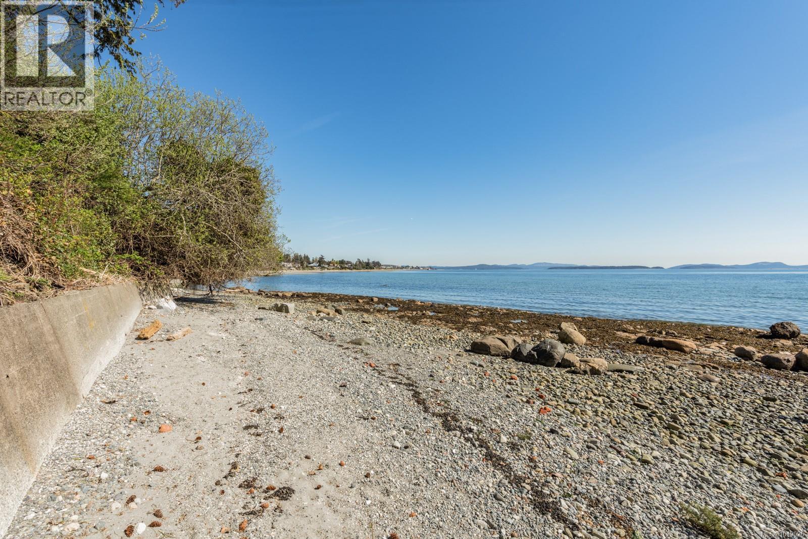 9055 Lochside Dr, North Saanich, British Columbia  V8L 1N1 - Photo 38 - 1019026