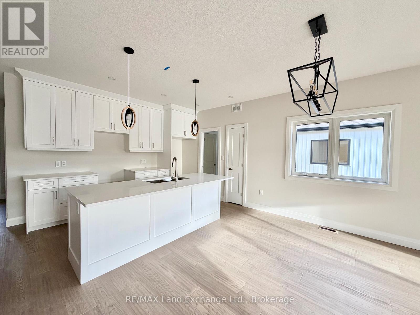 155 Westlinks Drive, Saugeen Shores, Ontario N0H 2C3 - Photo 10 - X12516734