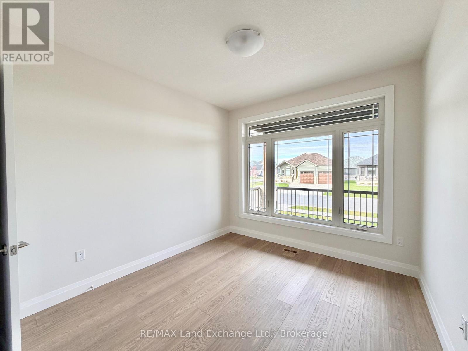 155 Westlinks Drive, Saugeen Shores, Ontario N0H 2C3 - Photo 5 - X12516734