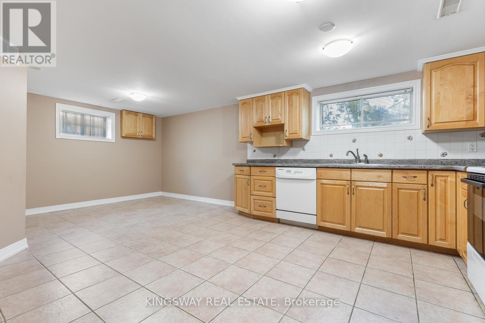 236 Woodale Avenue, Oakville, Ontario  L6K 2N2 - Photo 19 - W12516554