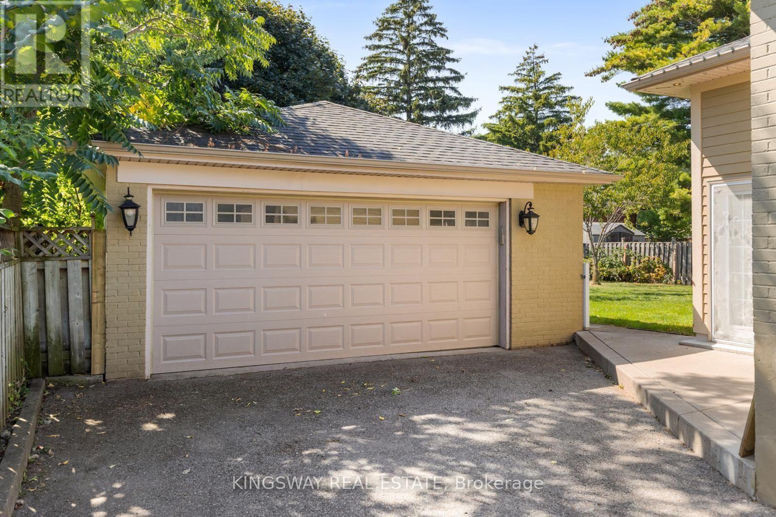 236 Woodale Avenue, Oakville, Ontario  L6K 2N2 - Photo 2 - W12516554