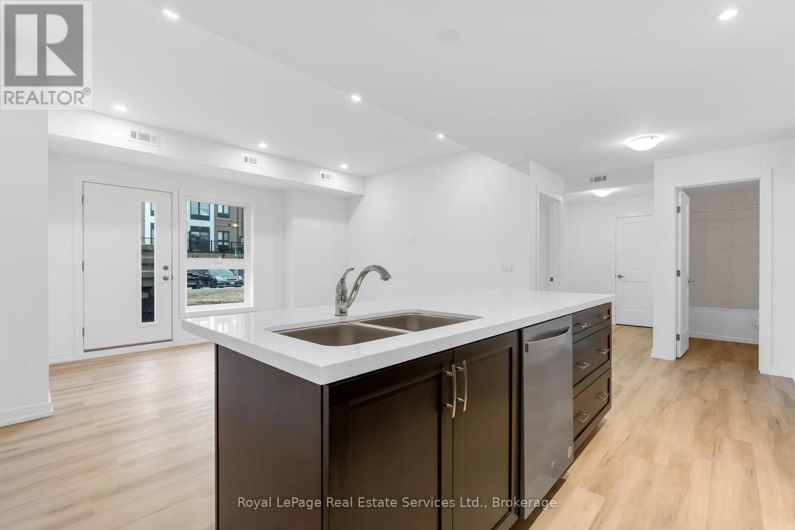 35 - 70 Kenesky Drive, Hamilton, Ontario  L8B 2A9 - Photo 6 - X12450463