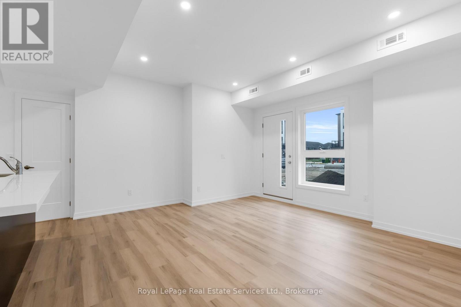 35 - 70 Kenesky Drive, Hamilton, Ontario  L8B 2A9 - Photo 4 - X12450463