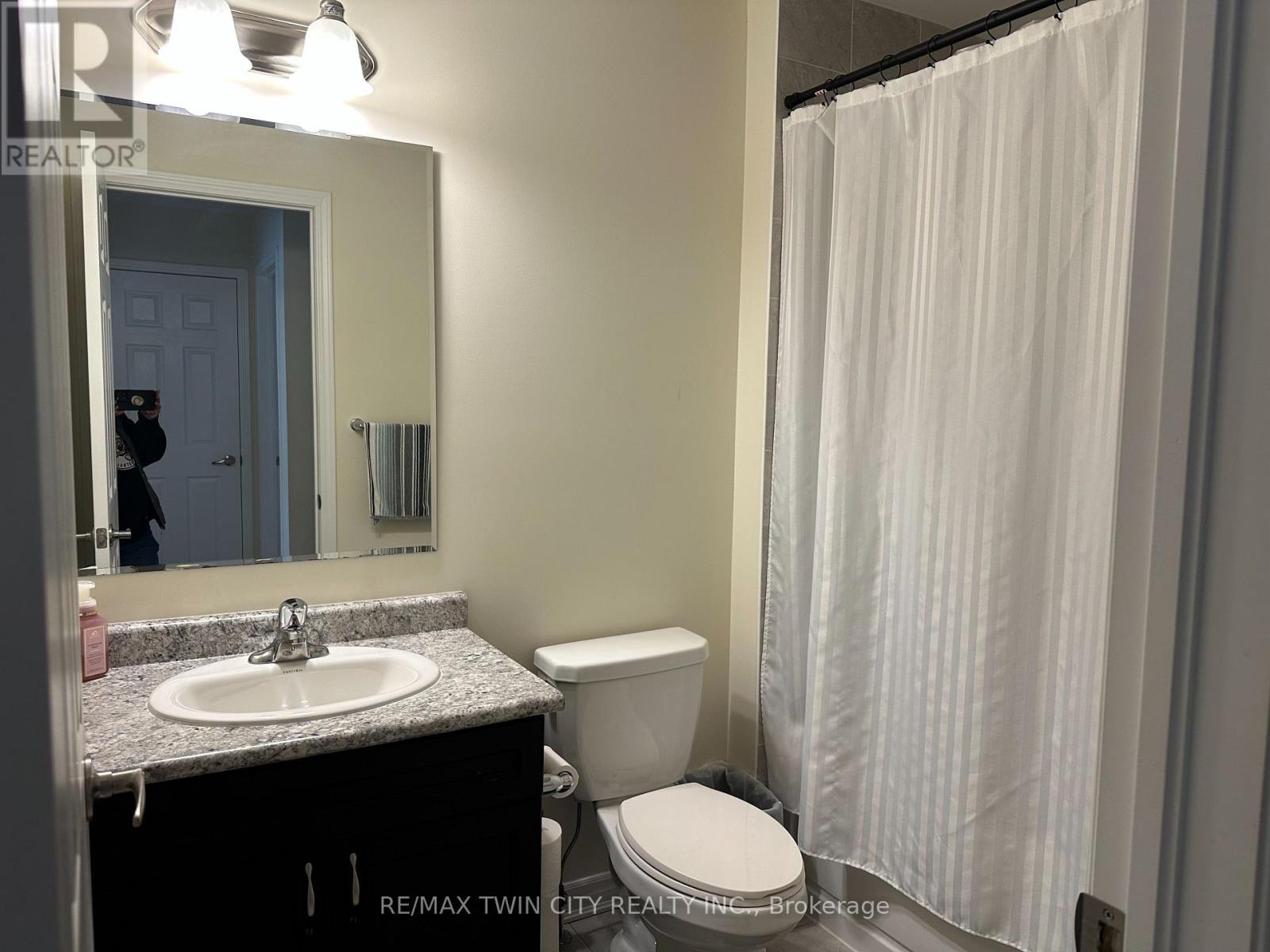 209 Netherby Lane, Kitchener, Ontario  N2R 0L9 - Photo 12 - X12516602