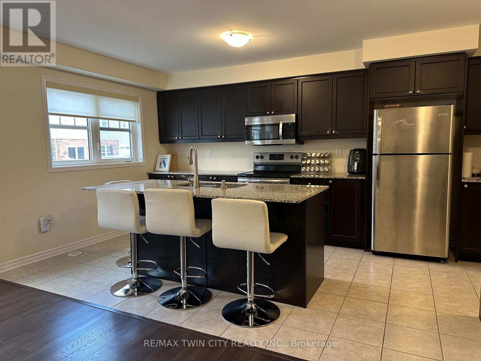 209 Netherby Lane, Kitchener, Ontario  N2R 0L9 - Photo 2 - X12516602