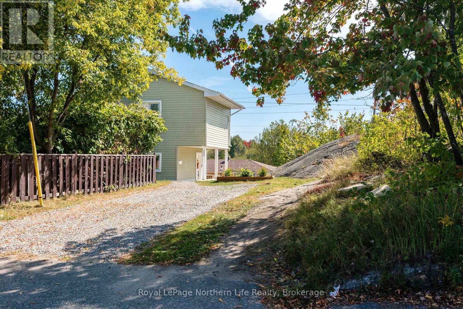 680 Hardy Street, North Bay, Ontario P1B 1S6 - Photo 2 - X12517186