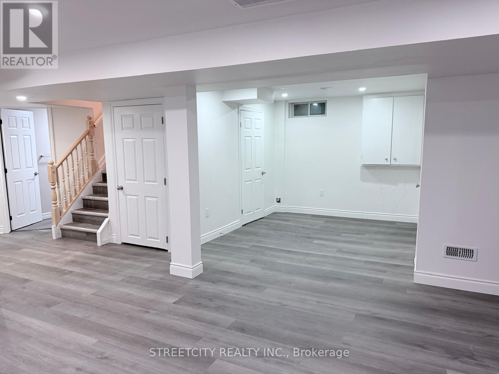 Lower - 31 Christians Drive, London East (East D), Ontario  N5V 4N9 - Photo 1 - X12517054