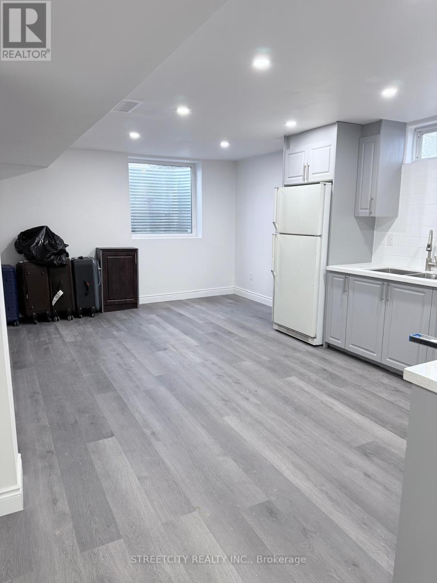 Lower - 31 Christians Drive, London East (East D), Ontario  N5V 4N9 - Photo 2 - X12517054