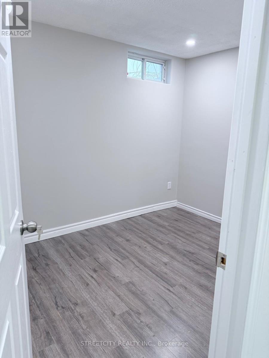 Lower - 31 Christians Drive, London East (East D), Ontario  N5V 4N9 - Photo 7 - X12517054