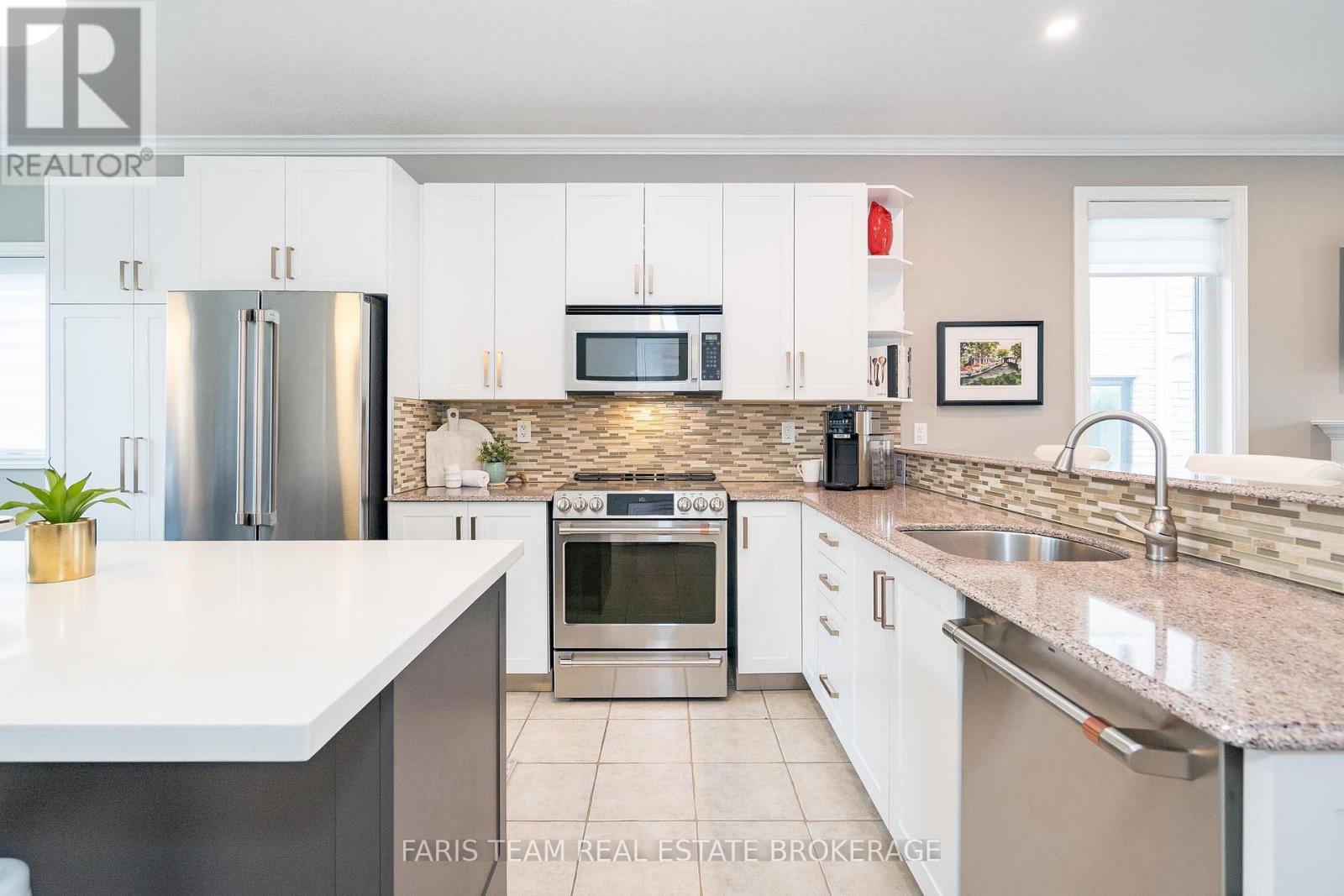 135 Sandringham Drive, Barrie (Innis-Shore), Ontario L4N 0Y9 - Photo 7 - S12516988