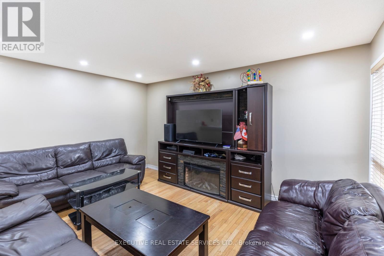 16 Sandway Drive, Brampton, Ontario  L7A 2T9 - Photo 15 - W12501342