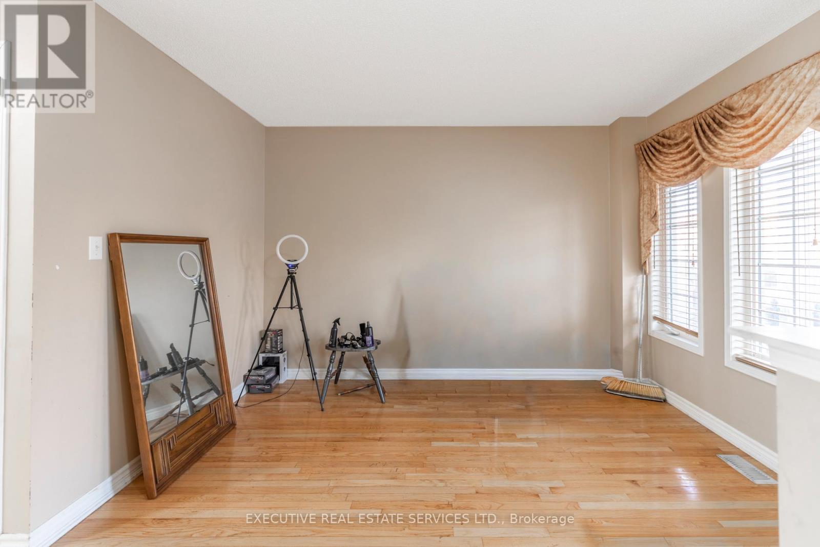 16 Sandway Drive, Brampton, Ontario  L7A 2T9 - Photo 5 - W12501342