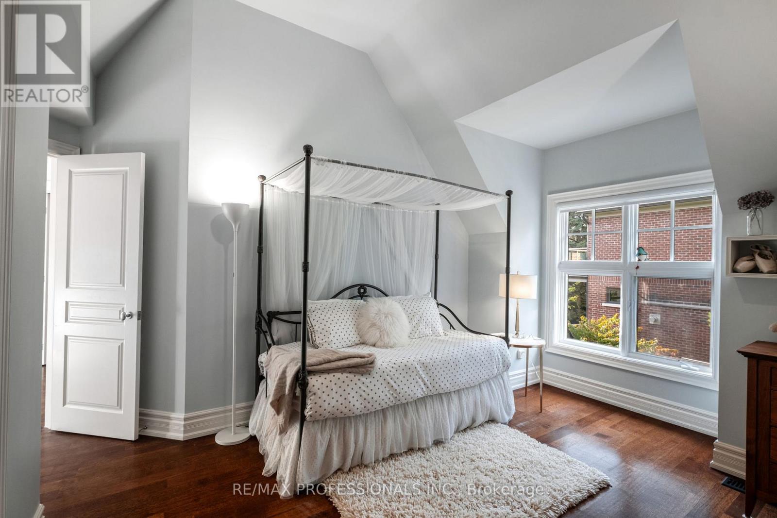 80 Kingsway Crescent, Toronto, Ontario  M8X 2R6 - Photo 34 - W12516712