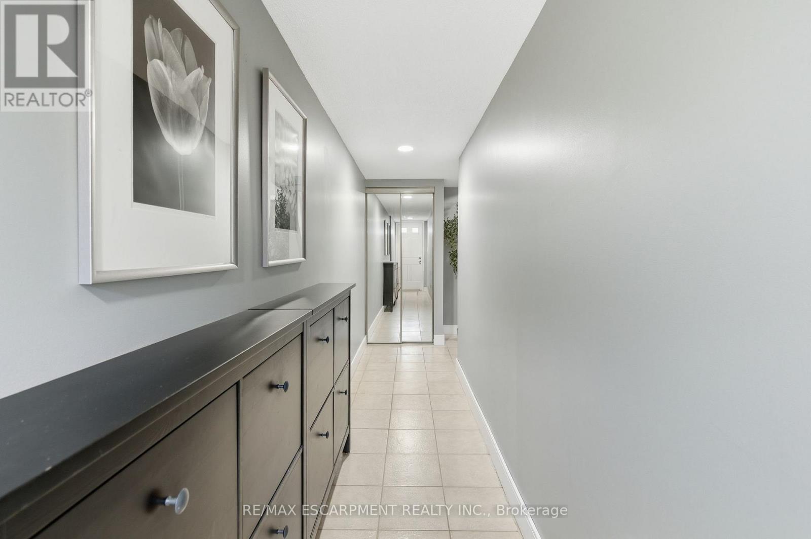 201 - 895 Maple Avenue, Burlington, Ontario  L7S 2H7 - Photo 2 - W12516788