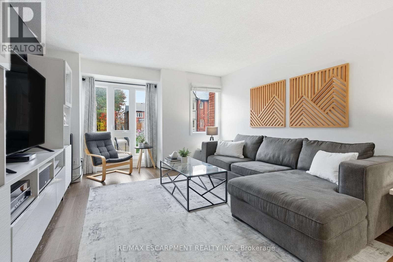 201 - 895 Maple Avenue, Burlington, Ontario  L7S 2H7 - Photo 3 - W12516788