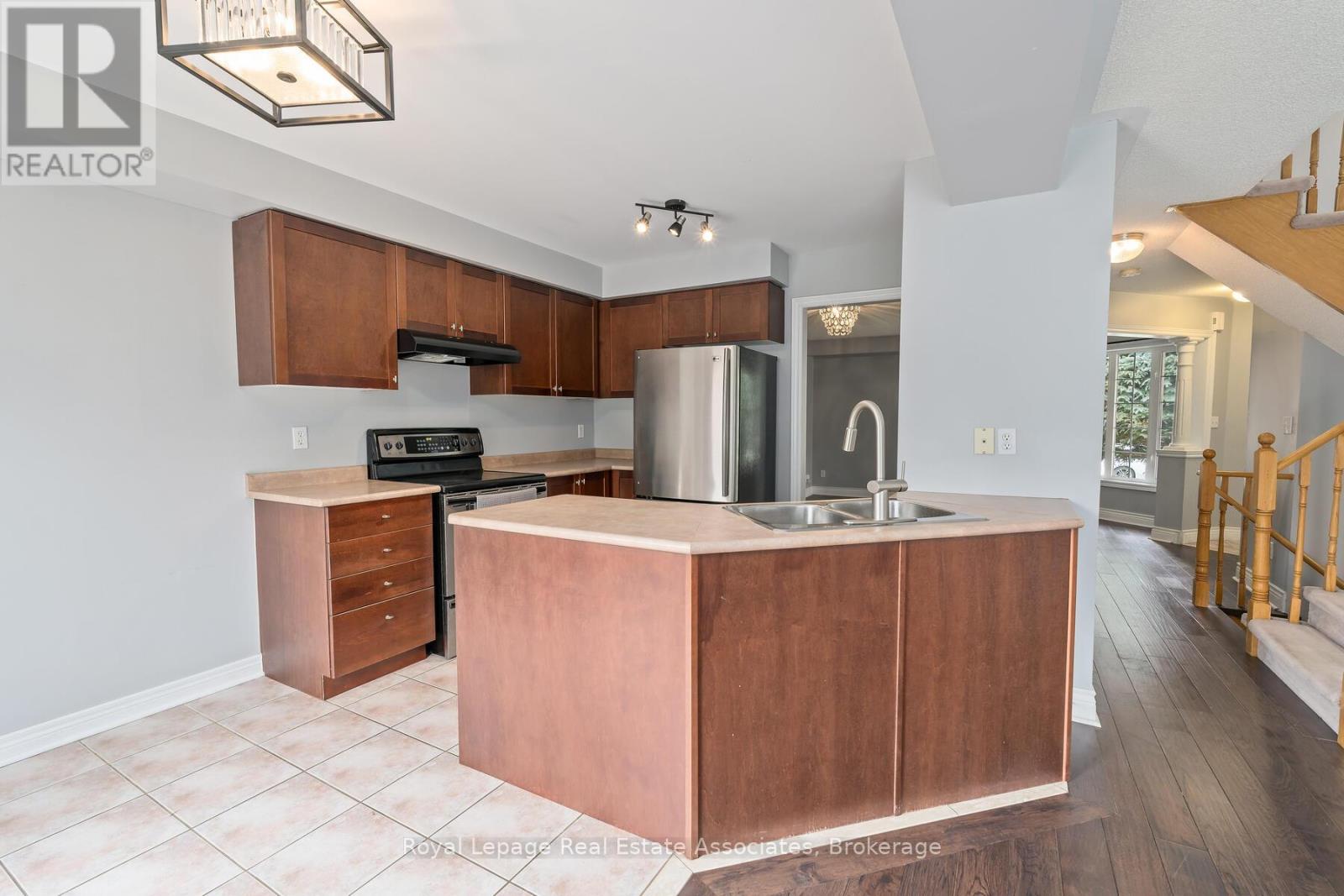 149 Mowat Crescent, Halton Hills, Ontario  L7G 6A8 - Photo 11 - W12516814