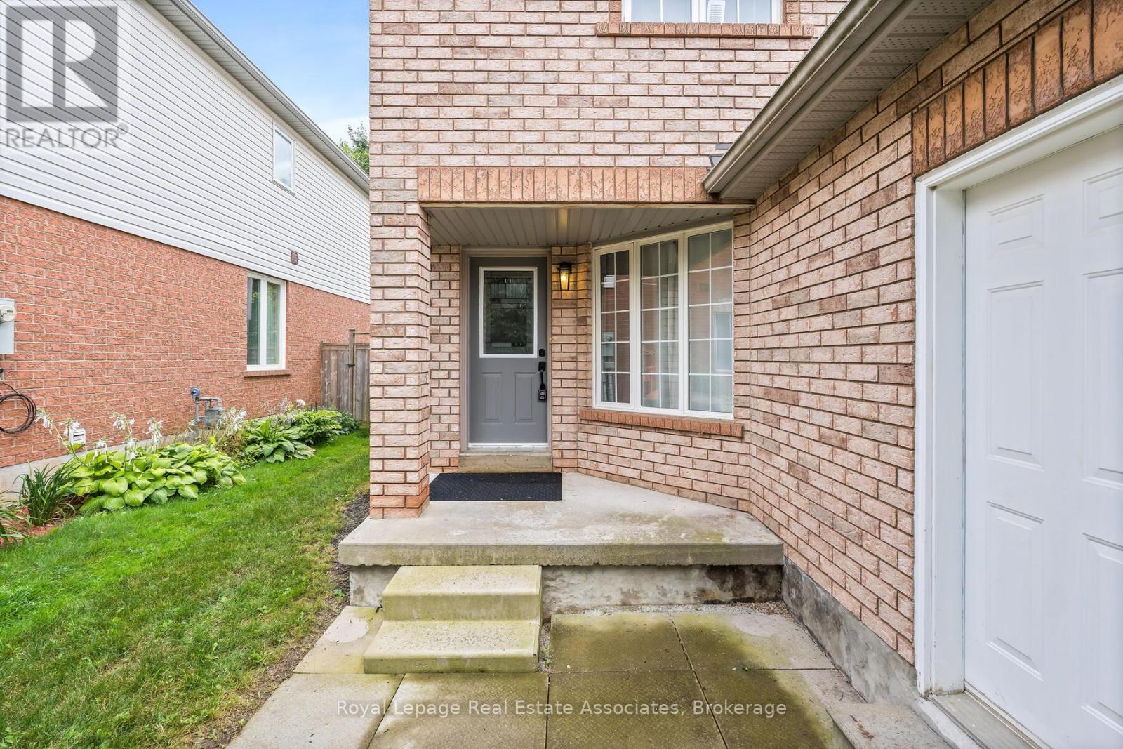 149 Mowat Crescent, Halton Hills, Ontario  L7G 6A8 - Photo 2 - W12516814