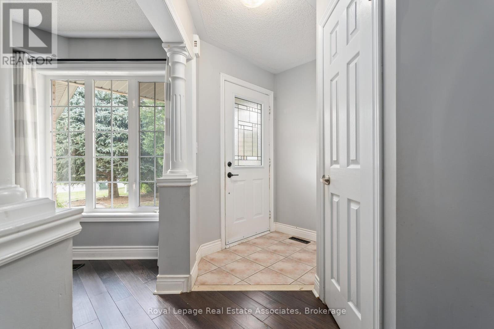 149 Mowat Crescent, Halton Hills, Ontario  L7G 6A8 - Photo 3 - W12516814