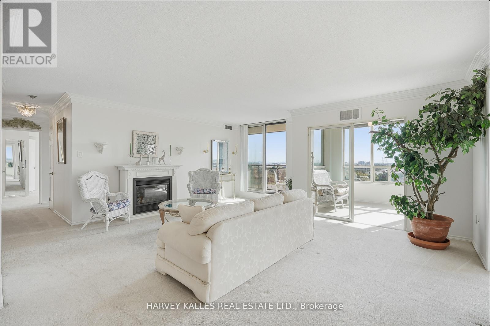 812 - 20 Cherrytree Drive, Brampton, Ontario  L6Y 3V1 - Photo 2 - W12516834