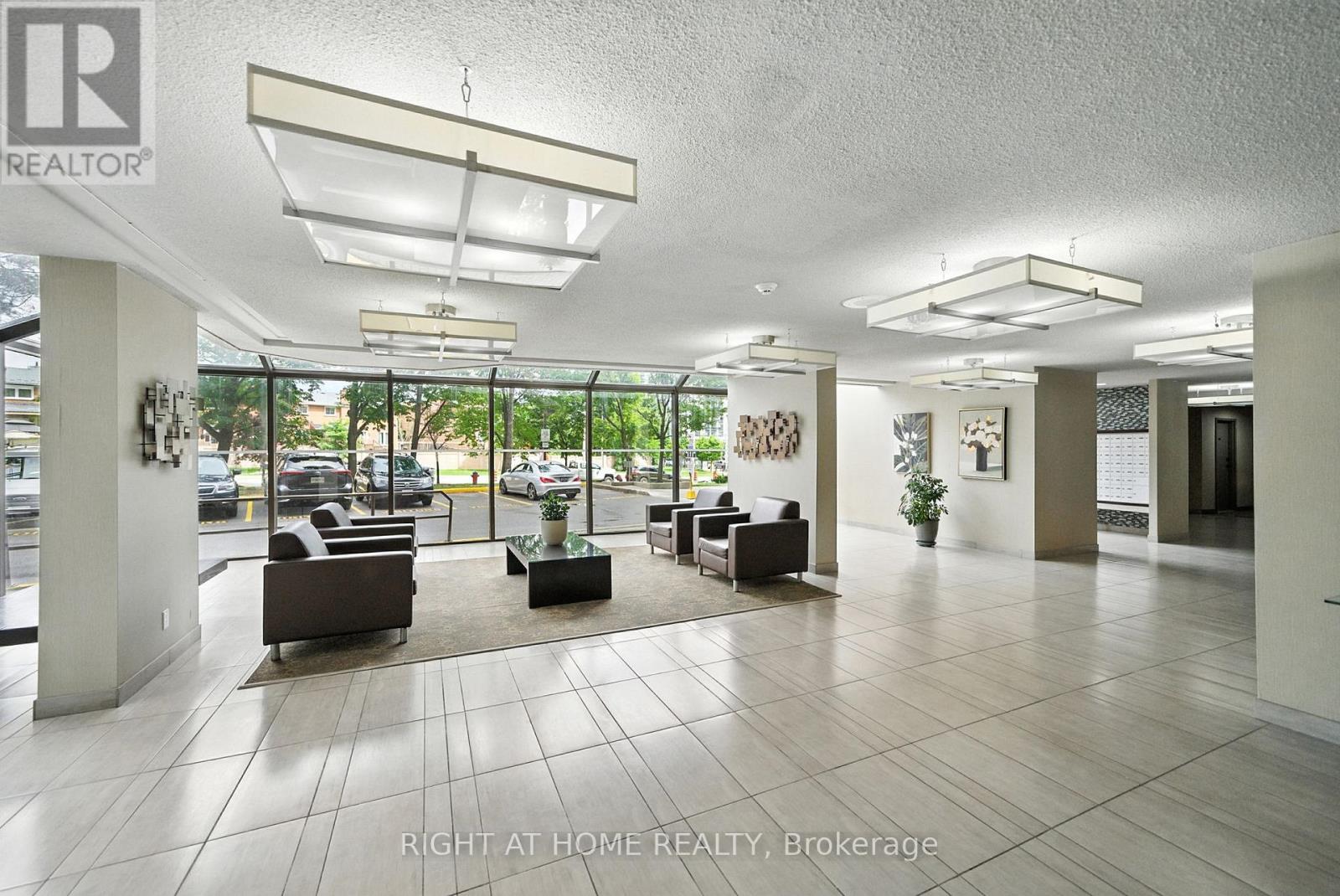 201 - 200 Robert Speck Parkway, Mississauga, Ontario  L4Z 1S3 - Photo 4 - W12516872