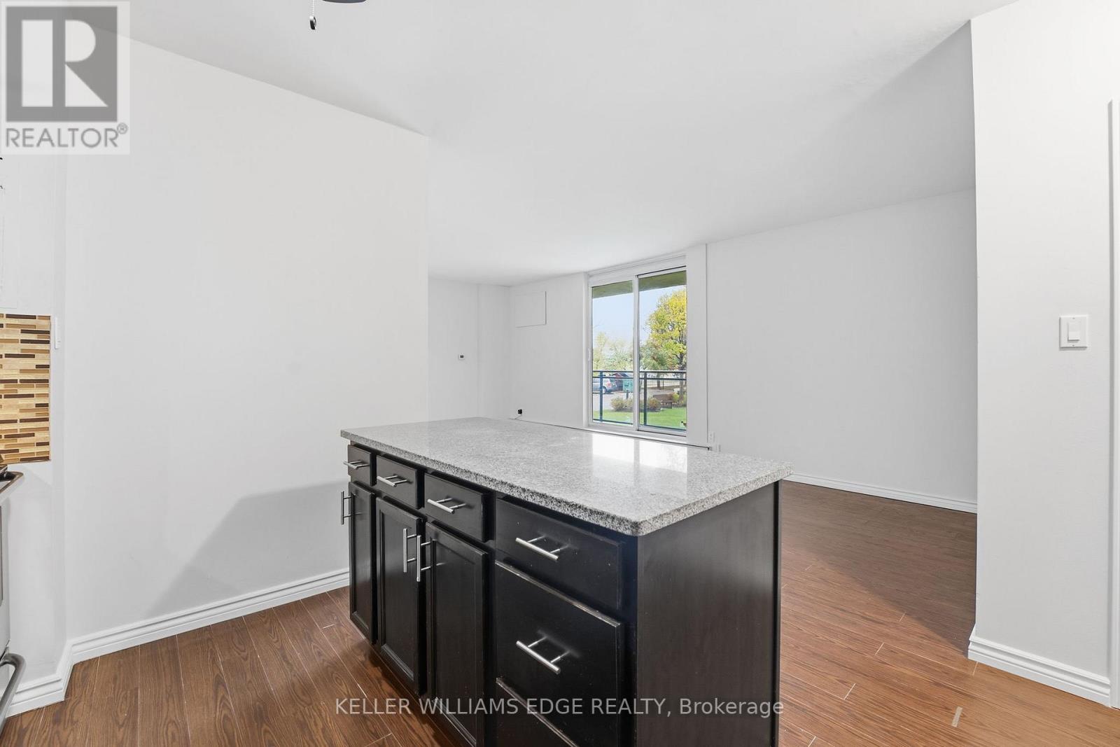 101 - 975 Warwick Court, Burlington, Ontario  L7T 3Z7 - Photo 8 - W12516882