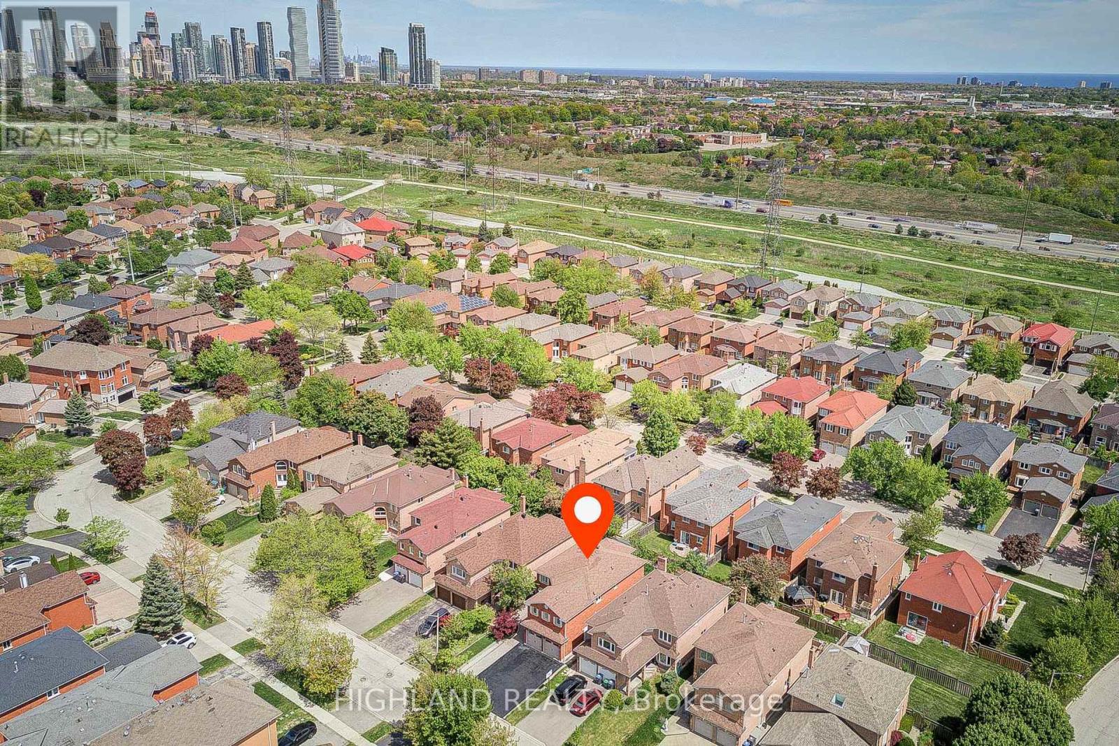 4781 Crystal Rose Drive, Mississauga, Ontario  L5V 1G9 - Photo 5 - W12516918