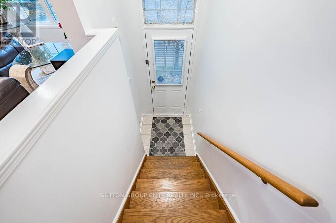 5055 Heatherleigh Avenue, Mississauga, Ontario  L5V 2R9 - Photo 5 - W12517020