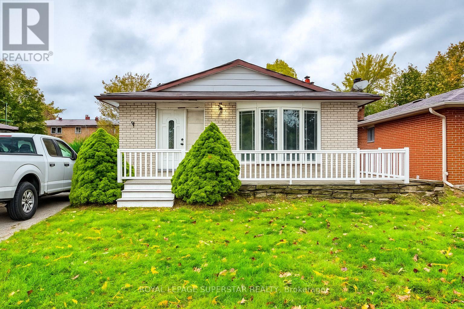 8 MIDHURST DRIVE, Toronto, Ontario