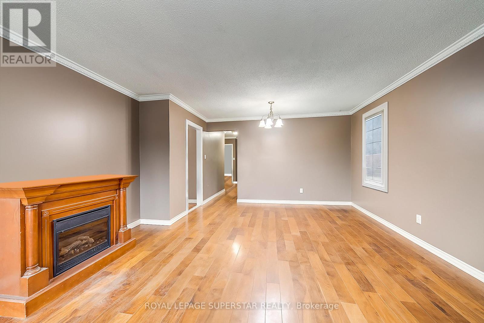 8 Midhurst Drive, Toronto, Ontario  M9V 1Z7 - Photo 4 - W12517022