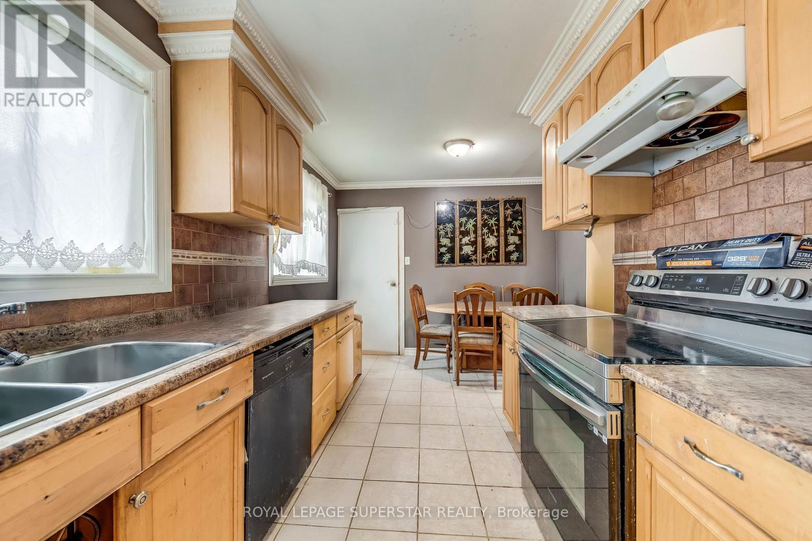 8 Midhurst Drive, Toronto, Ontario  M9V 1Z7 - Photo 6 - W12517022