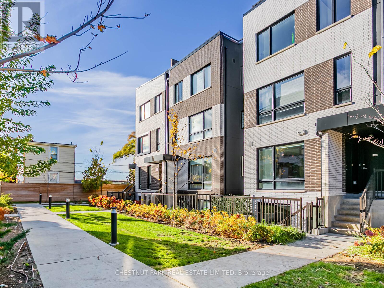 TH4 - 30 ED CLARK GARDENS, Toronto, Ontario