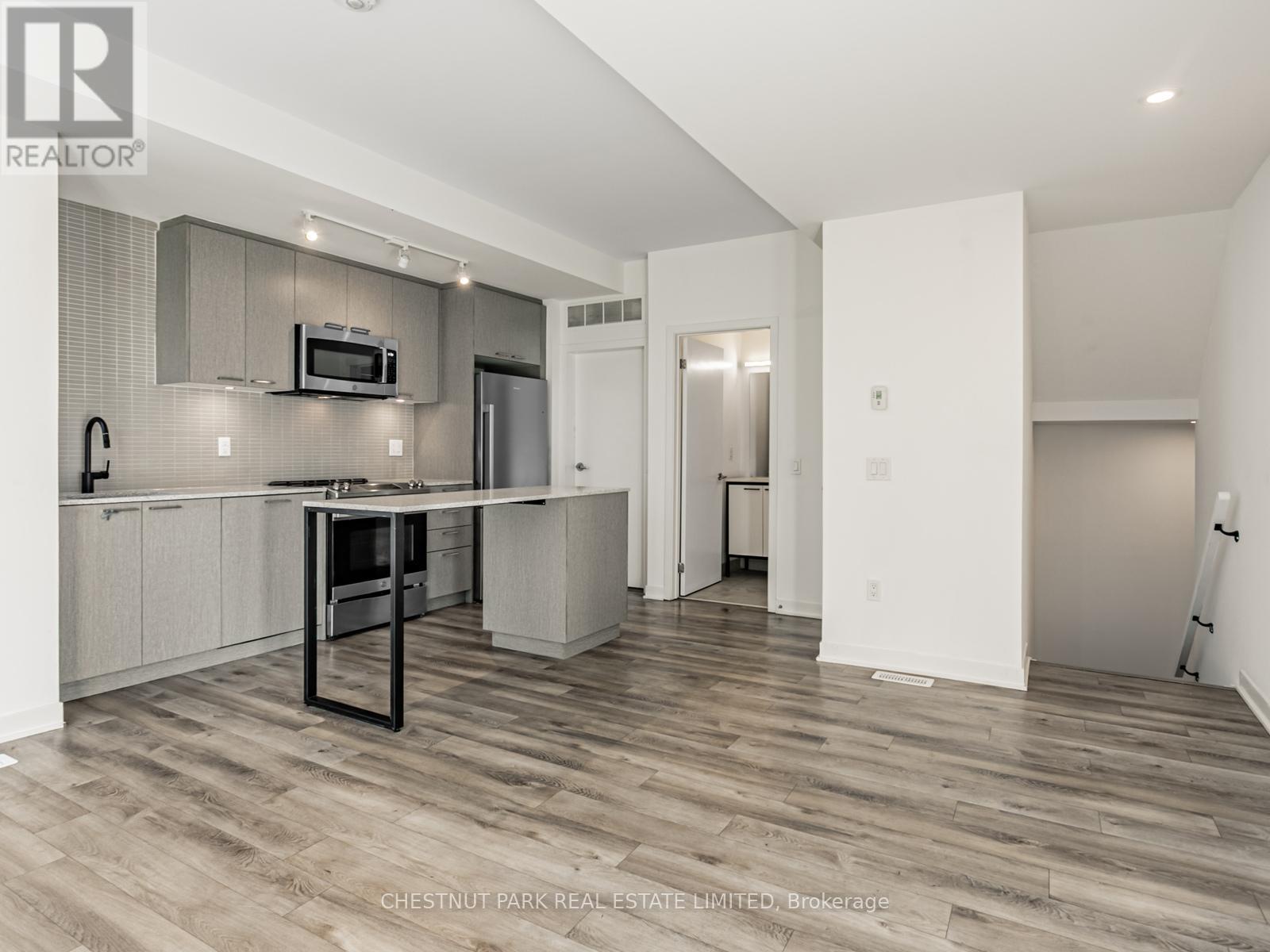 Th4 - 30 Ed Clark Gardens, Toronto (Weston-Pellam Park), Ontario  M6N 0B5 - Photo 8 - W12517024