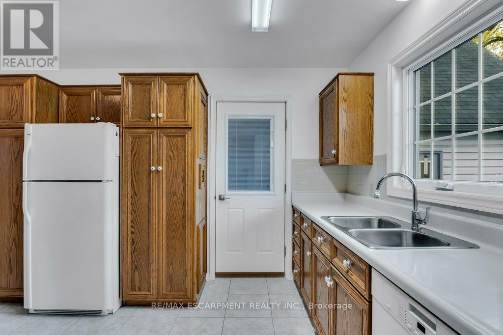 24 Lake Street, Grimsby, Ontario  L3M 2G7 - Photo 12 - X12516828