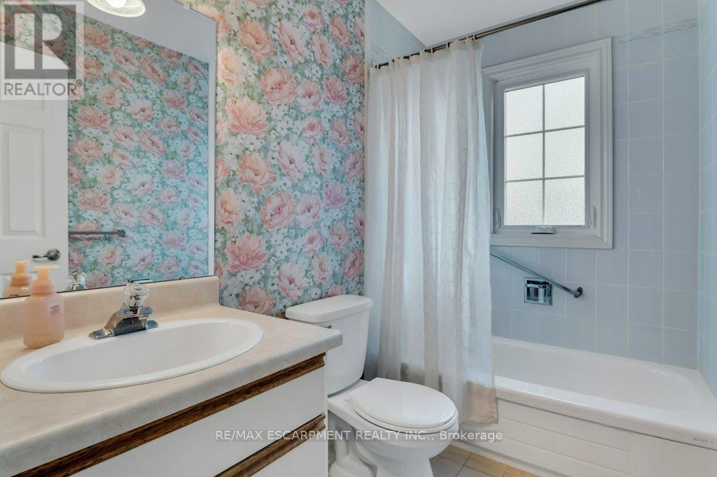 24 Lake Street, Grimsby, Ontario  L3M 2G7 - Photo 14 - X12516828