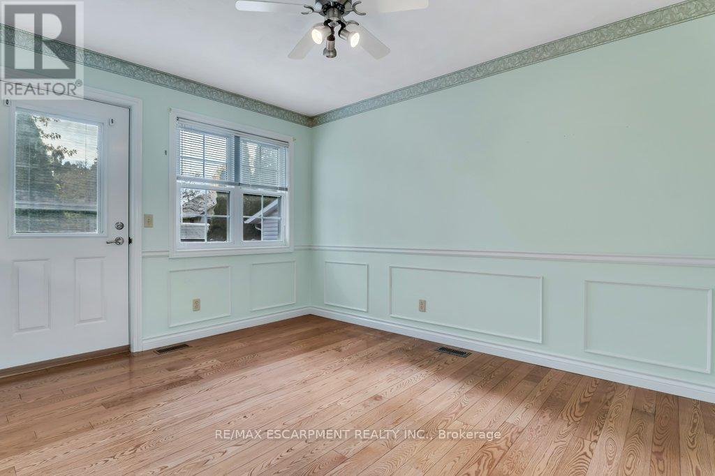 24 Lake Street, Grimsby, Ontario  L3M 2G7 - Photo 15 - X12516828