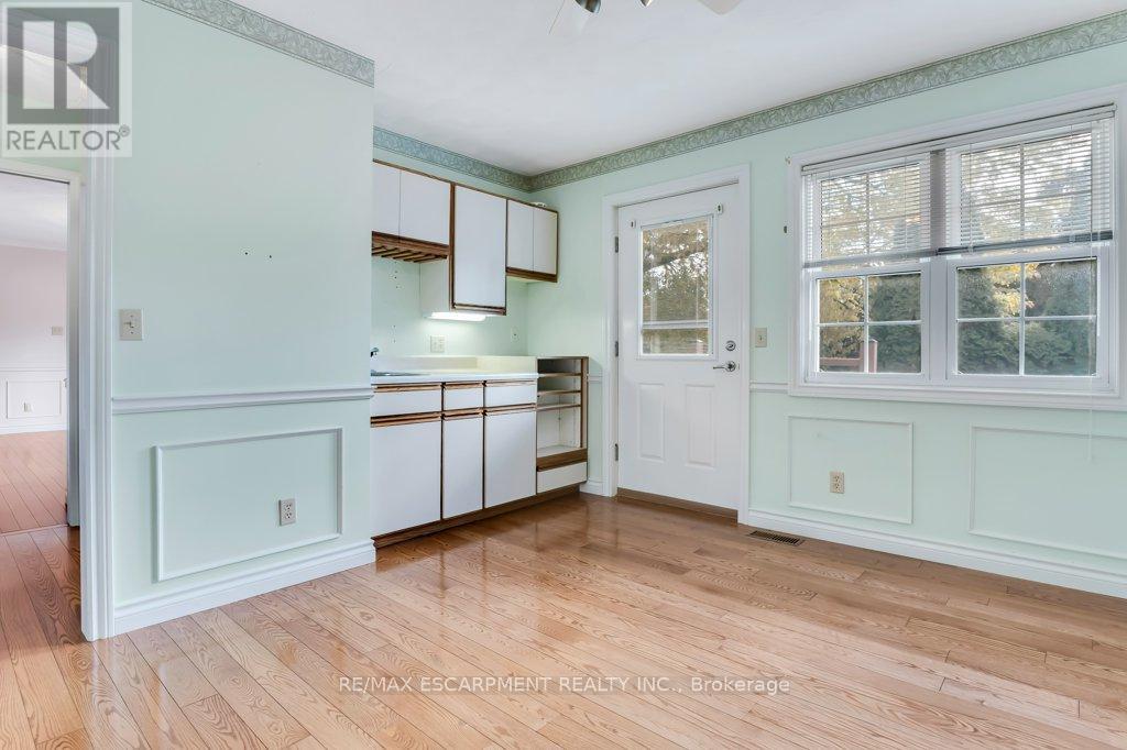 24 Lake Street, Grimsby, Ontario  L3M 2G7 - Photo 16 - X12516828