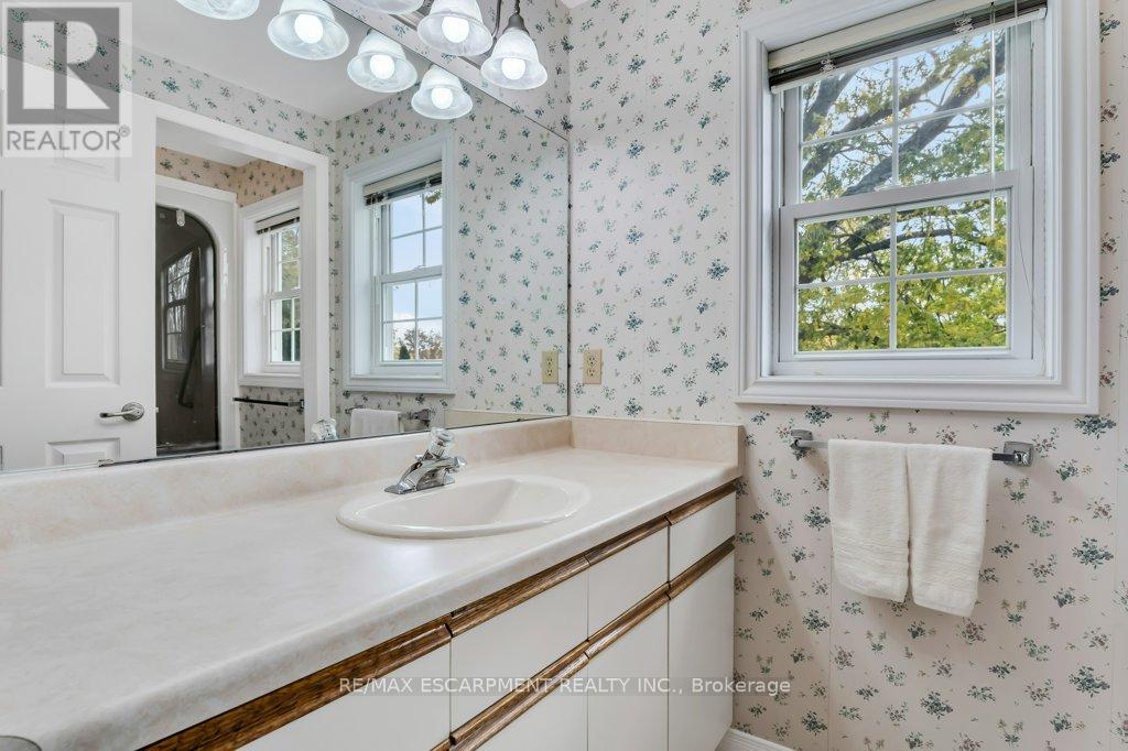 24 Lake Street, Grimsby, Ontario  L3M 2G7 - Photo 19 - X12516828