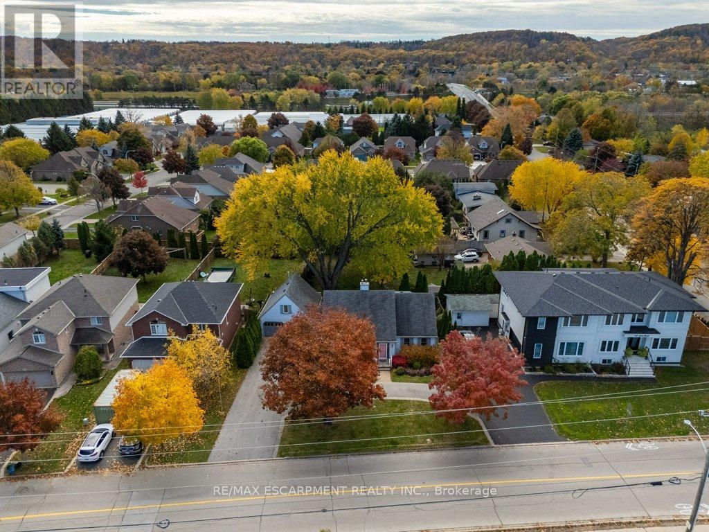 24 Lake Street, Grimsby, Ontario  L3M 2G7 - Photo 3 - X12516828