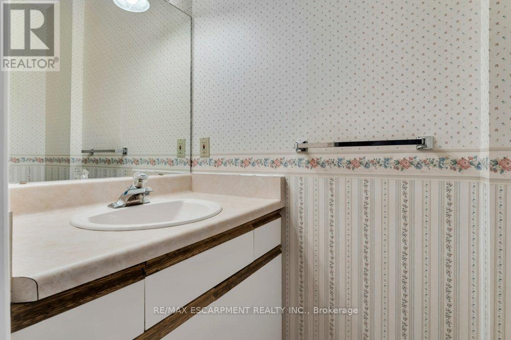 24 Lake Street, Grimsby, Ontario  L3M 2G7 - Photo 7 - X12516828