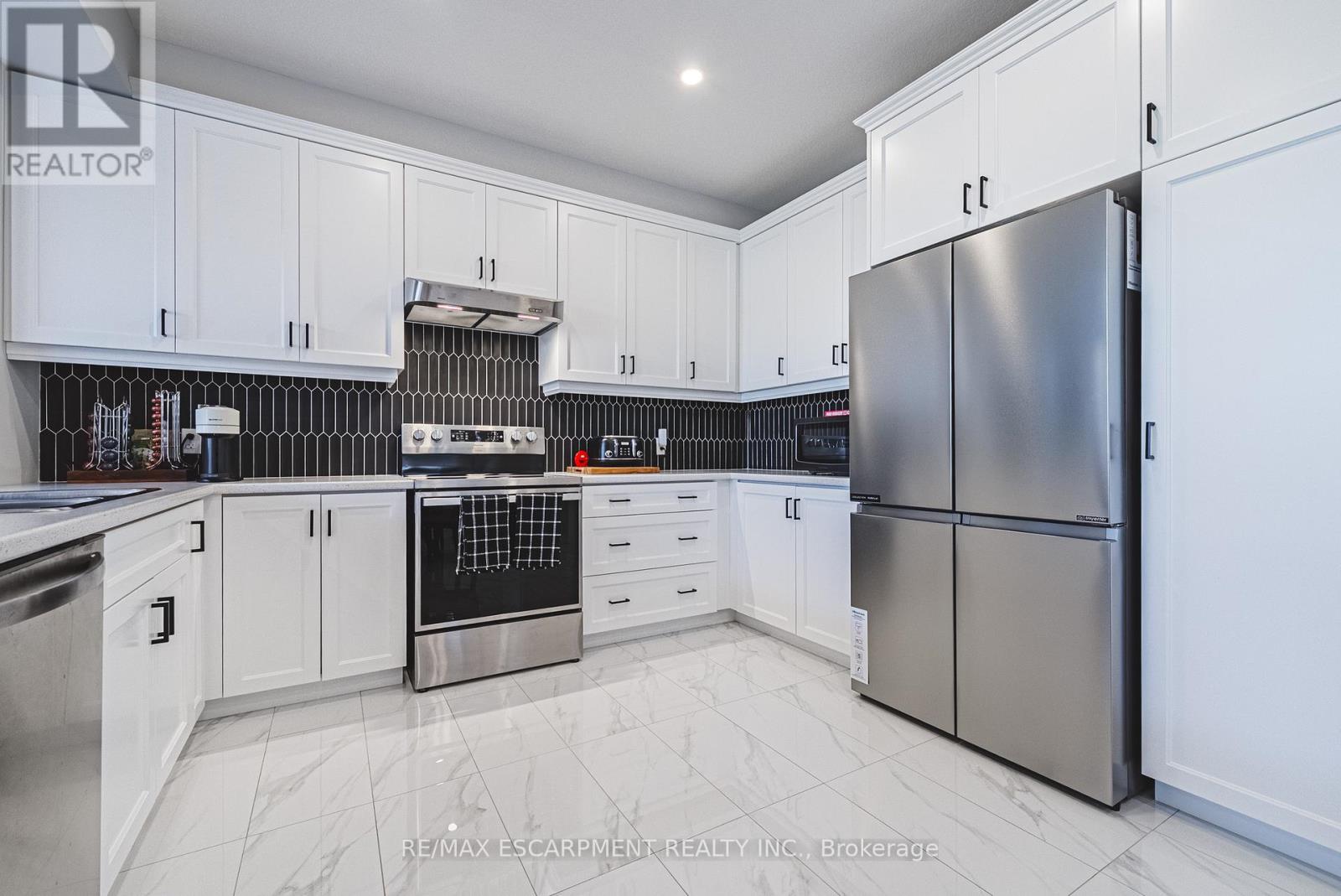 21 Zoe Lane, Hamilton, Ontario  L0R 1C0 - Photo 12 - X12516908