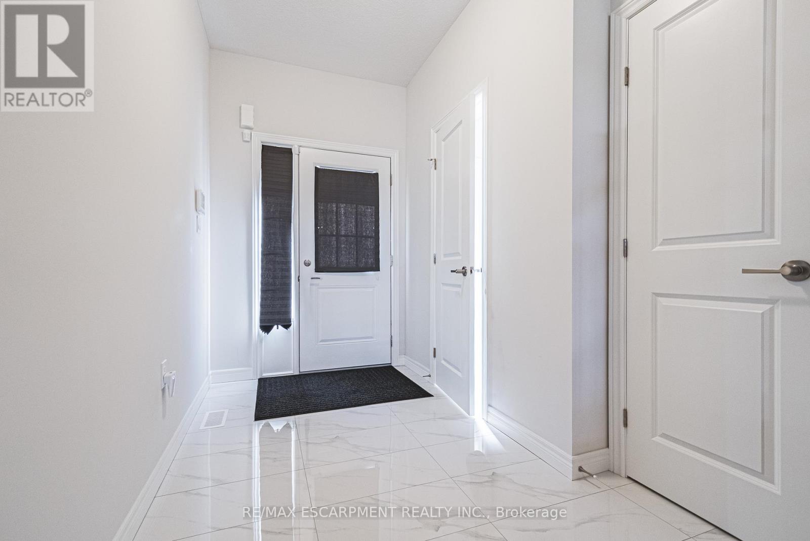 21 Zoe Lane, Hamilton, Ontario  L0R 1C0 - Photo 4 - X12516908