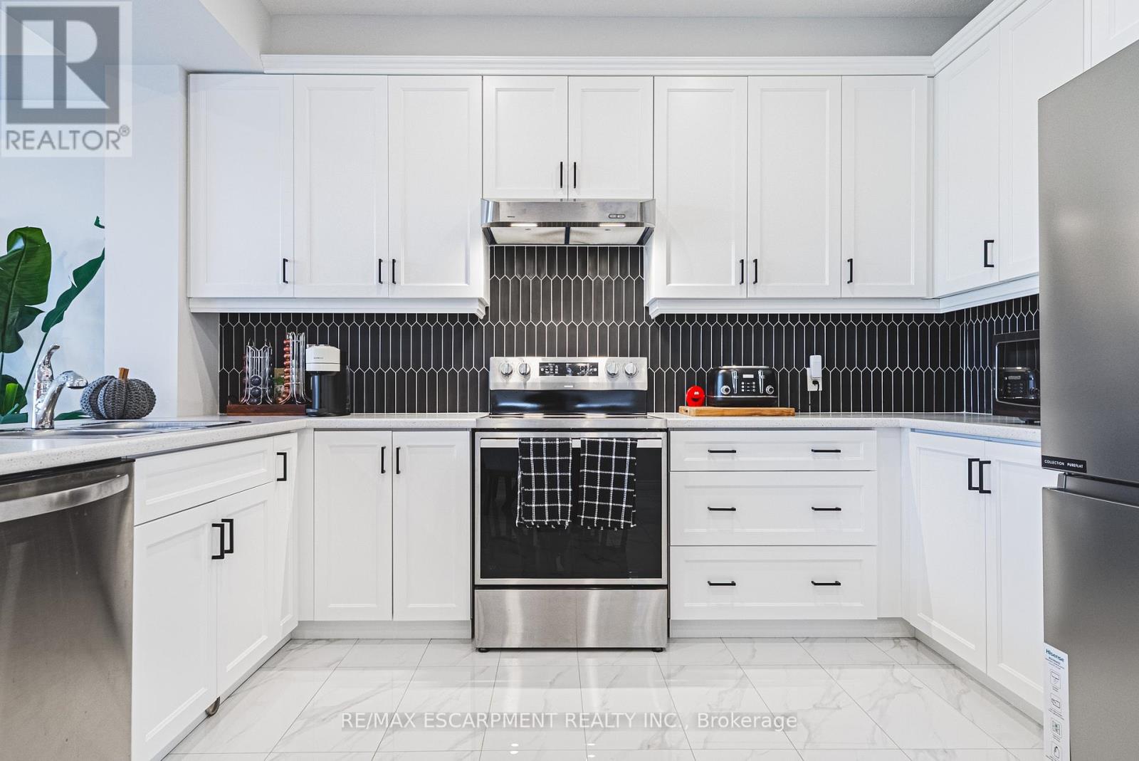 21 Zoe Lane, Hamilton, Ontario  L0R 1C0 - Photo 8 - X12516908