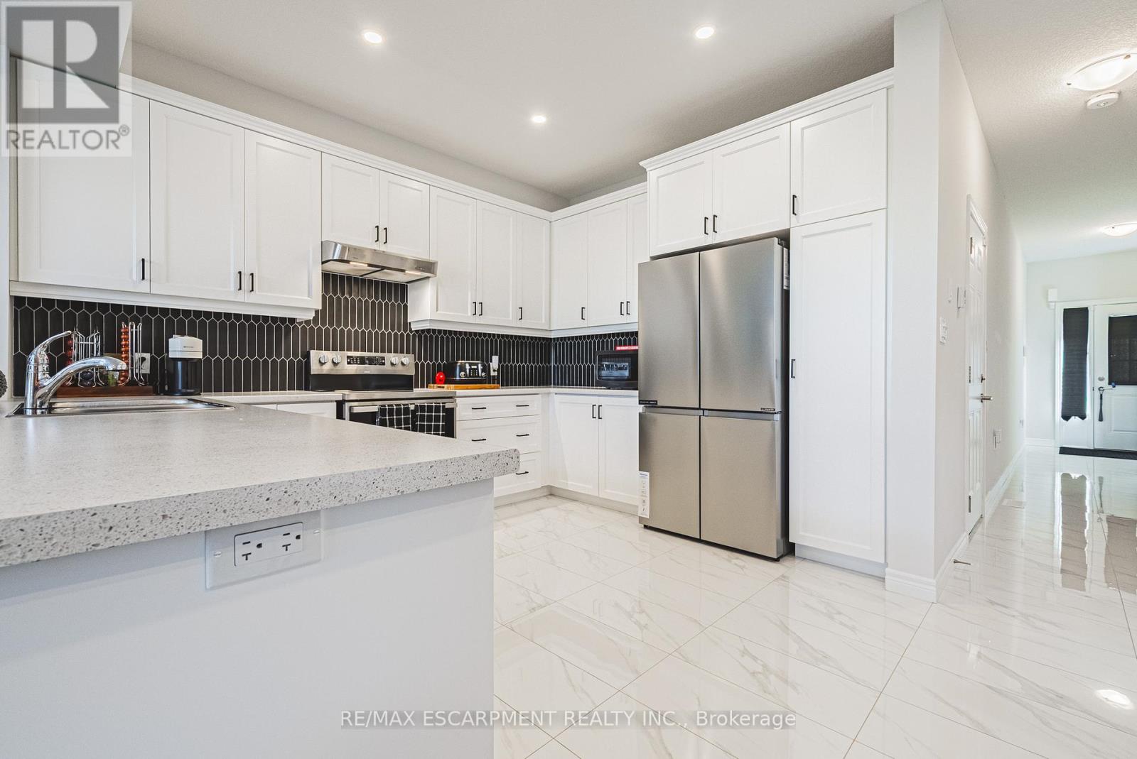 21 Zoe Lane, Hamilton, Ontario  L0R 1C0 - Photo 9 - X12516908