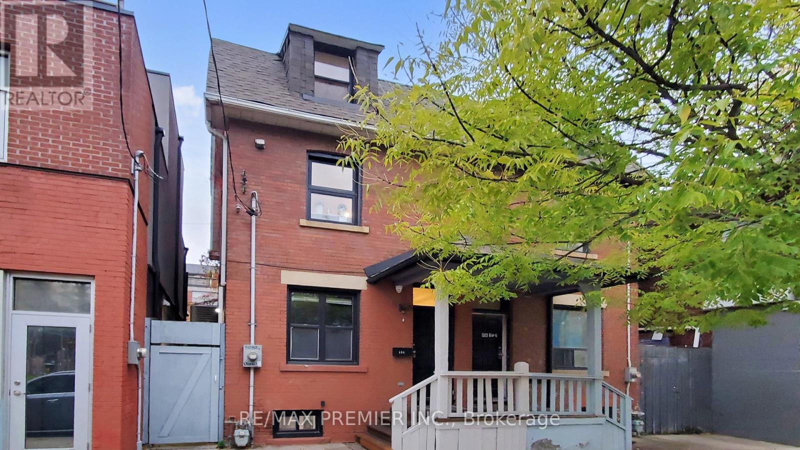 <div class="slider-price">$1,088,000</div><p>454 Gerrard Street E, Toronto, Ontario</p>