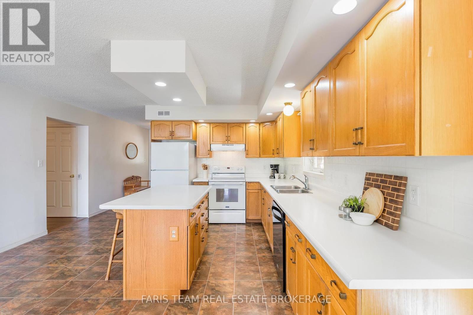 17 Stanley Road, Kawartha Lakes, Ontario  K0M 2T0 - Photo 4 - X12380760