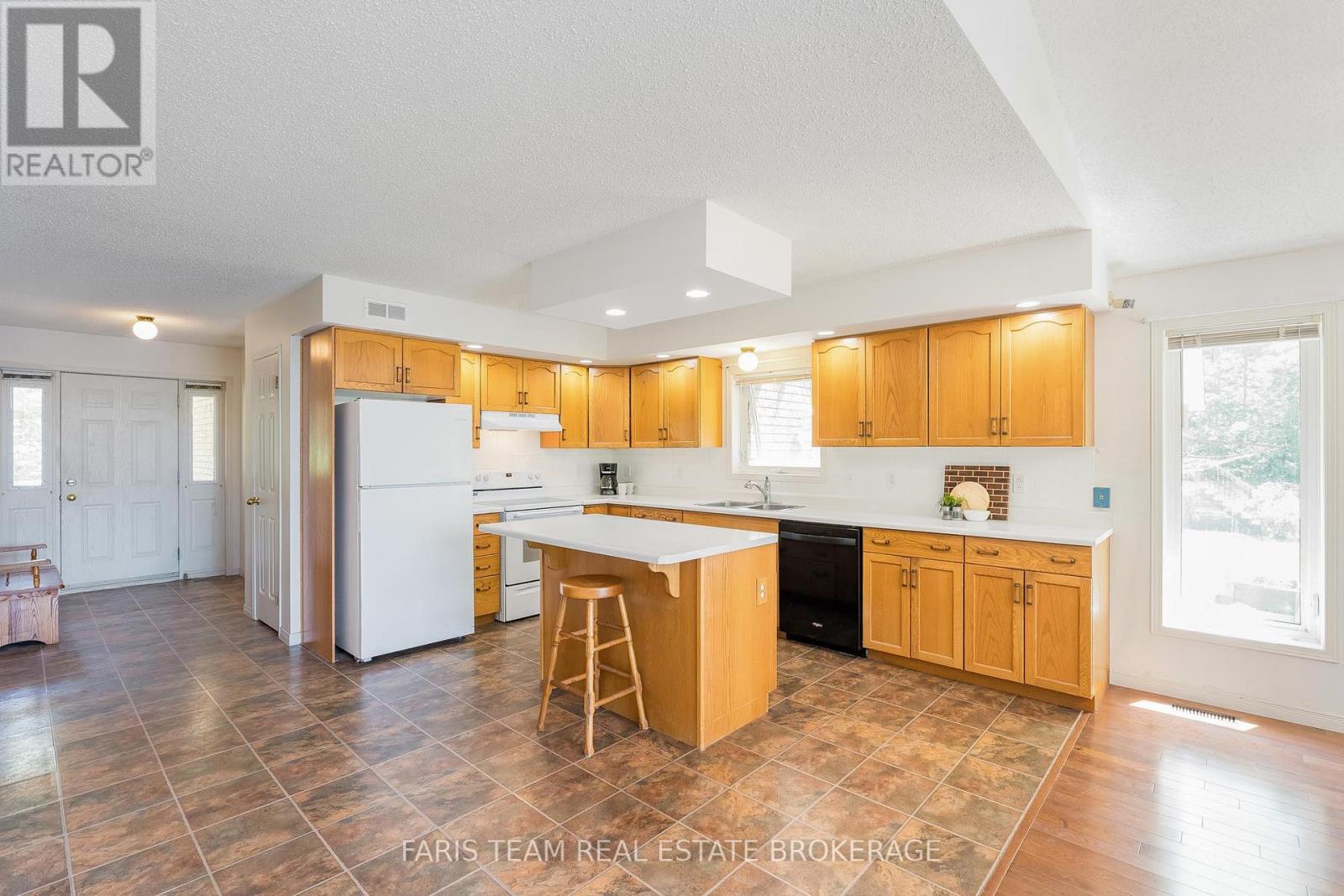 17 Stanley Road, Kawartha Lakes, Ontario  K0M 2T0 - Photo 3 - X12380760