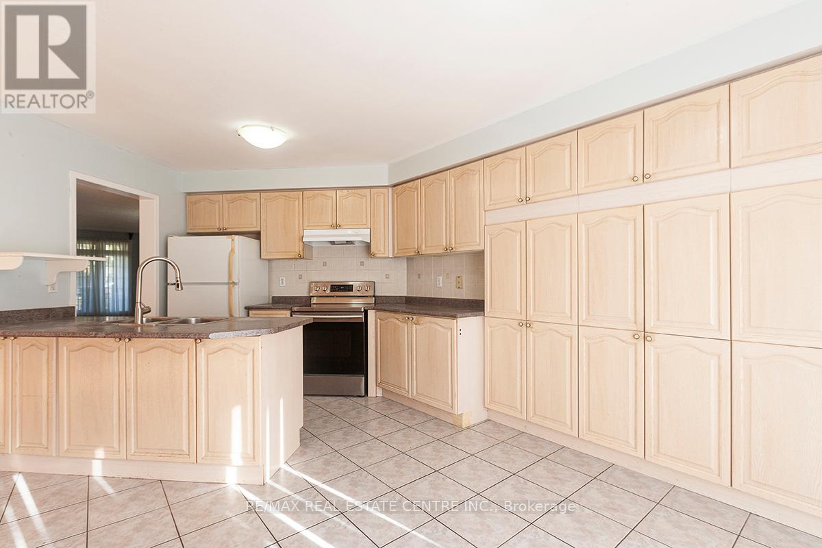 3888 Barley Trail S, Mississauga, Ontario  L5M 6N2 - Photo 21 - W12451646