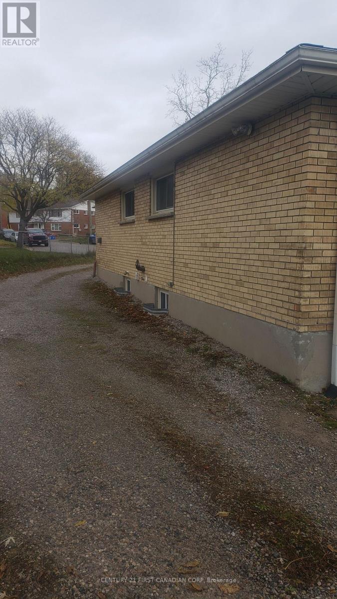 29 Balfour Place, London East, Ontario  N5W 4V7 - Photo 3 - X12517366