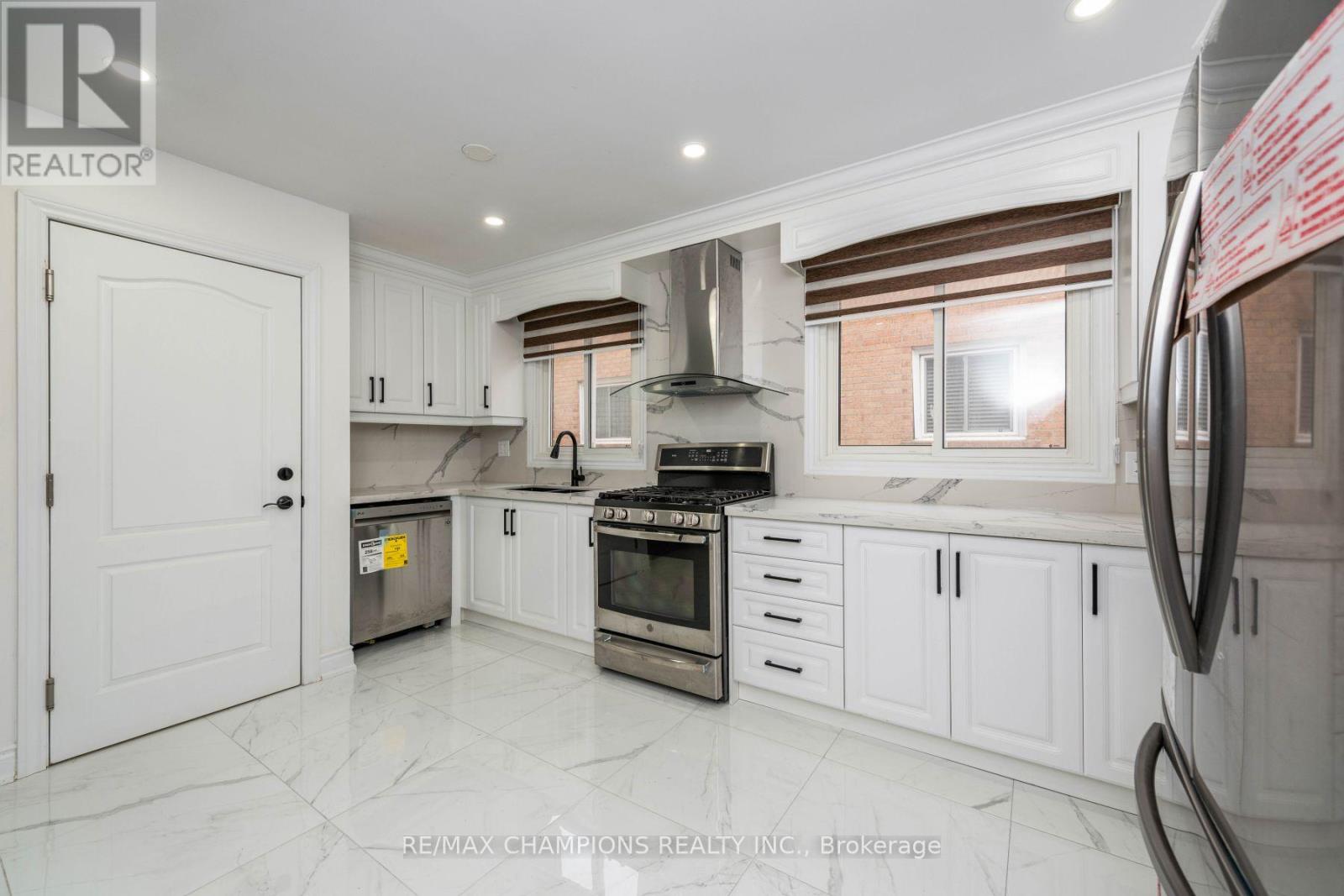 11 Crosswood Lane, Brampton, Ontario L6V 3M1 - Photo 2 - W12487547